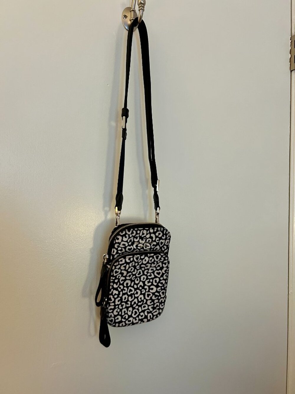 Kate Spade New York Chelsea Graphic Leopard Heart North South Phone Crossbody - Picture 2 of 7